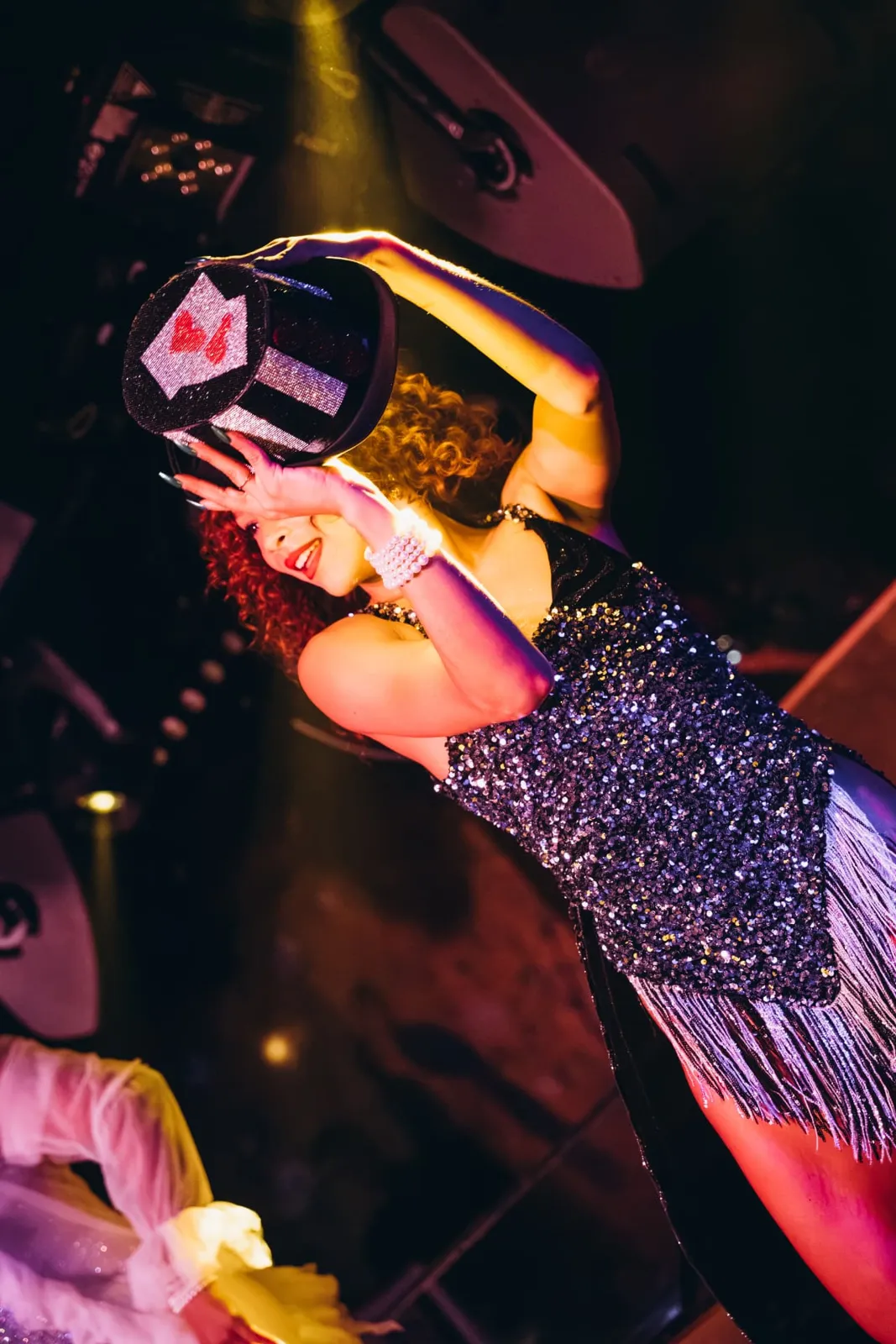 Artiest met glinsterende hoed tijdens de dinnershow van Chin Chin Club in Le Souterrain